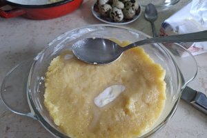 Mămăliguță în straturi, cu brânză de burduf și ouă de prepeliță