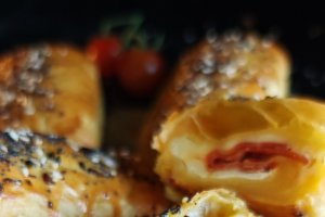 Rulouri cu cașcaval și chorizo - Rețeta rapidă și delicioasă