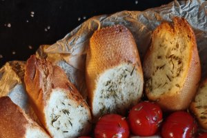 Pâine cu camembert si roșii la cuptor - Gustarea care te cucerește