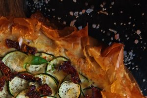 Tartă cu cașcaval afumat și dovlecei - Aperitiv rapid și gustos