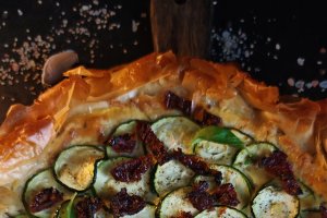 Tartă cu cașcaval afumat și dovlecei - Aperitiv rapid și gustos