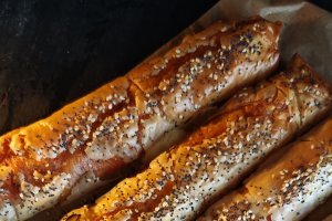Aperitiv italienesc cu salam și cașcaval la cuptor - Crocant și delicios