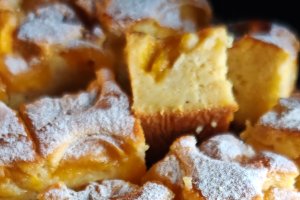 Prăjitură cu caise în blat - Super pufoasă și aromată