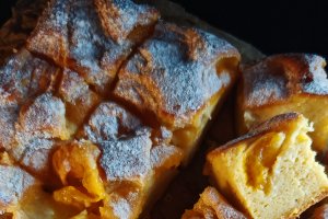 Prăjitură cu caise în blat - Super pufoasă și aromată