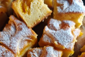 Prăjitură cu caise în blat - Super pufoasă și aromată