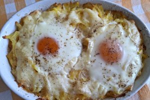Cartofi cu brânză și ouă - Rețeta gustoasă la cuptor