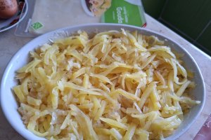 Cartofi cu brânză și ouă - Rețeta gustoasă la cuptor