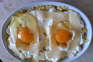 Cartofi cu brânză și ouă - Rețeta gustoasă la cuptor