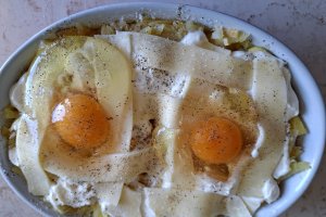 Cartofi cu brânză și ouă - Rețeta gustoasă la cuptor