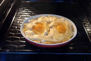 Cartofi cu brânză și ouă - Rețeta gustoasă la cuptor