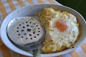 Cartofi cu brânză și ouă - Rețeta gustoasă la cuptor