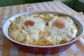 Cartofi cu brânză și ouă - Rețeta gustoasă la cuptor