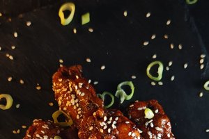 Aripioare de pui glazurate cu sos de soia - Delicioase și ușor de făcut