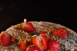 Tort rapid cu cremă mascarpone și căpșuni - Deliciu de vară fără coacere