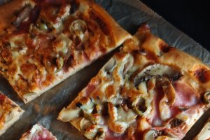 Pizza rapidă cu blat de clătite - Rapidă și delicioasă