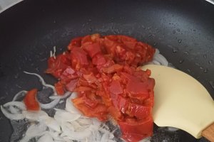 Shakshuka - Reteta pentru mic dejun cu ardei gras copt, rosii si oua