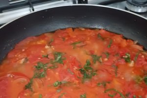 Shakshuka - Reteta pentru mic dejun cu ardei gras copt, rosii si oua