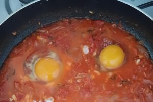 Shakshuka - Reteta pentru mic dejun cu ardei gras copt, rosii si oua