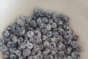 Prajitura cu branza de vaci si afine - Reteta gustoasa cu fructe