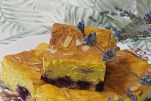 Prajitura cu branza de vaci si afine - Reteta gustoasa cu fructe