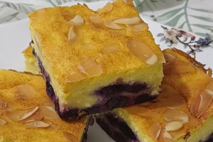 Prajitura cu branza de vaci si afine - Reteta gustoasa cu fructe