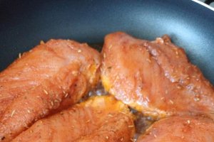 Piept de pui cu sos de ardei copti si smantana - Aromat si gustos