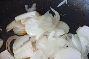 Piept de pui cu sos de ardei copti si smantana - Aromat si gustos
