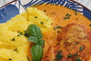 Piept de pui cu sos de ardei copti si smantana - Aromat si gustos