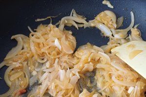 Piept de pui cu sos de ardei copti si smantana - Aromat si gustos