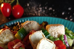 Salată cu brânză feta pane - Rețeta simplă și gustoasă