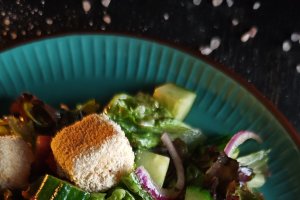 Salată cu brânză feta pane - Rețeta simplă și gustoasă