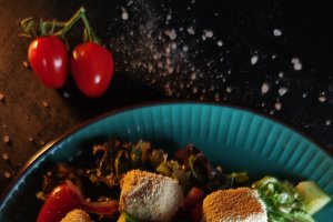 Salată cu brânză feta pane - Rețeta simplă și gustoasă
