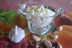 Sos de usturoi cu smantana - pur si simplu delicios