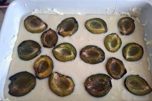 Prăjitura Cobbler cu prune și scorțișoară - Reteta gustoasa si aromata