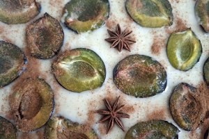 Prăjitura Cobbler cu prune și scorțișoară - Reteta gustoasa si aromata