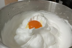 Prajitura rasturnata cu prune, pere si banane - Reteta savuroasa cu fructe