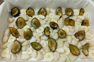 Prajitura rasturnata cu prune, pere si banane - Reteta savuroasa cu fructe