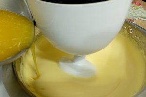 Prajitura rasturnata cu prune, pere si banane - Reteta savuroasa cu fructe