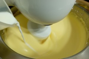Prajitura rasturnata cu prune, pere si banane - Reteta savuroasa cu fructe