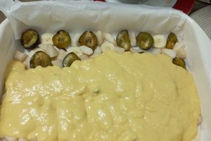 Prajitura rasturnata cu prune, pere si banane - Reteta savuroasa cu fructe