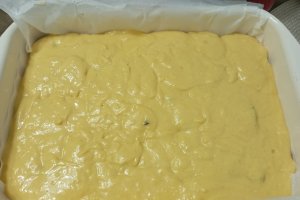 Prajitura rasturnata cu prune, pere si banane - Reteta savuroasa cu fructe