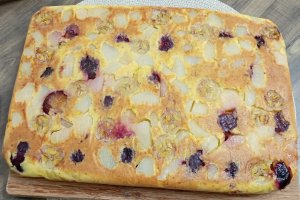 Prajitura rasturnata cu prune, pere si banane - Reteta savuroasa cu fructe