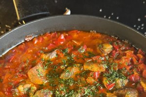Ostropel cu carne de porc și gogoșari - Rețeta savuroasă de toamnă