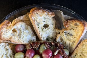 Brânză camembert cu struguri la cuptor - Aperitivul plin de savoare care te va cuceri