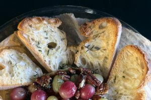 Brânză camembert cu struguri la cuptor - Aperitivul plin de savoare care te va cuceri