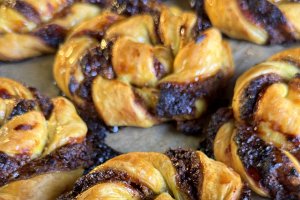 Rulouri cu fistic și gem de vișine - Delicioase și ușor de făcut
