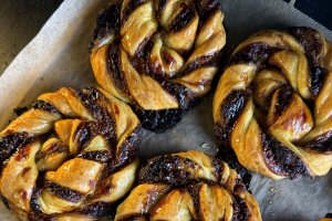 Rulouri cu fistic și gem de vișine - Delicioase și ușor de făcut