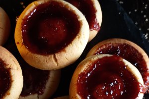 Biscuiți cu gem de vișine - Fragezi și delicioși