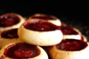 Biscuiți cu gem de vișine - Fragezi și delicioși