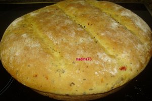 Paine cu masline,cartofi si ardei rosu copt